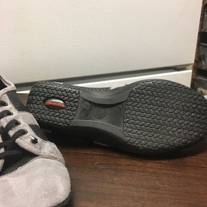 Women’s comfort walking shoes